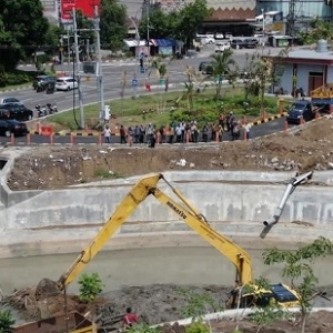 Risma Pantau Bozem Di Pinggir <i>Underpass</i> Mayjen Sungkono